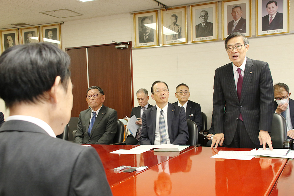 尾花市長（手前）に要望する竹田会頭
