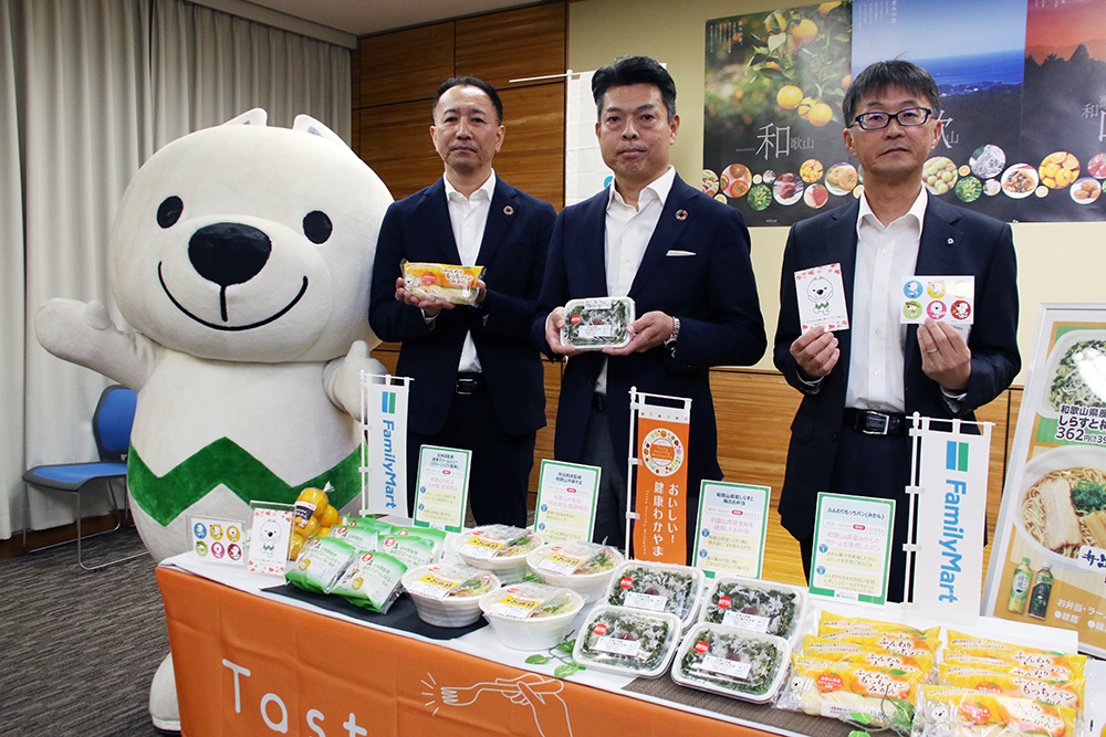 県とのコラボ商品をアピールする(左から)末永部長、原部長、川村局長