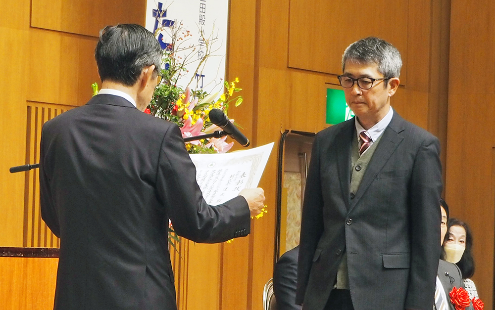 竹田協会長㊧から表彰を受ける受賞者