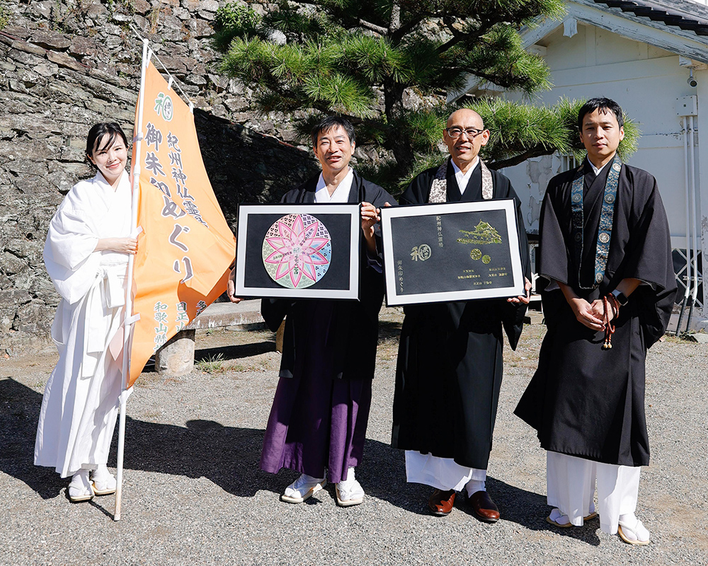 御朱印をＰＲする山本住職（左から３人目）ら（「あさも和」提供）