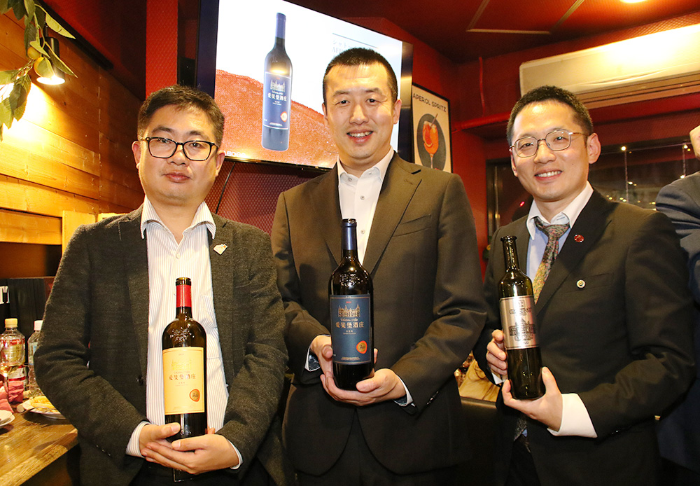 中国ワインの魅力を紹介した(右から)楊ブランドマネージャー、張社長、李社長