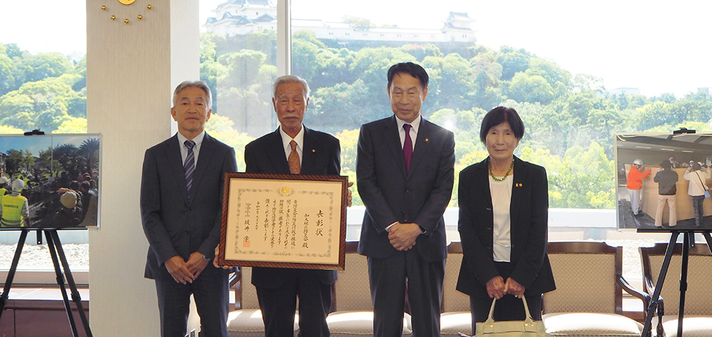 加太地区防災会の(左から)中島さん、藤井会長、佐谷副会長㊨