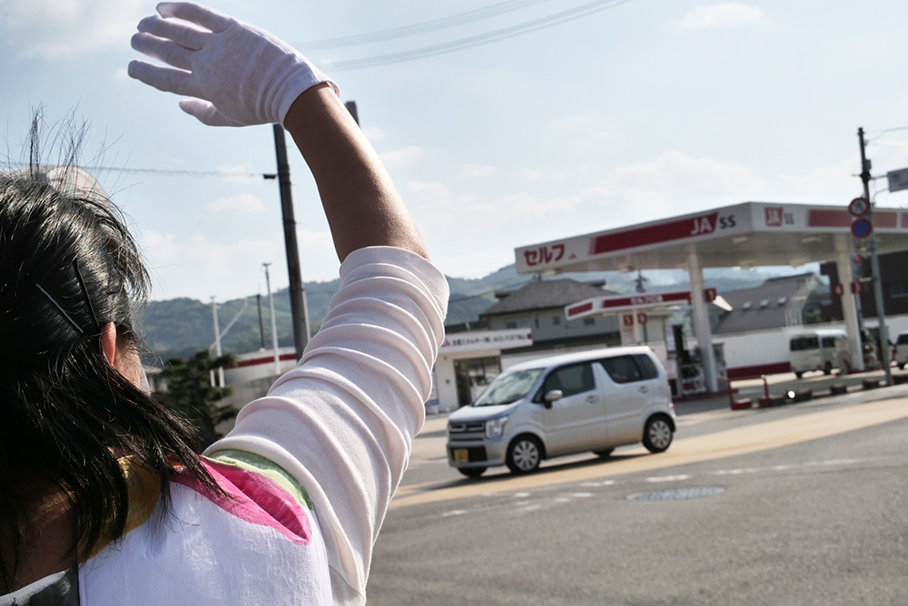 街頭で有権者に手を振る候補者