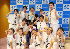 岸本市長と共に結果を喜ぶルリアンのメンバー