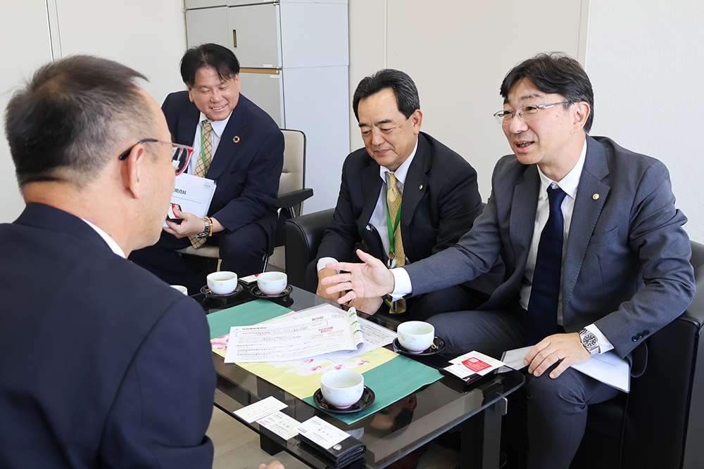 商品の説明をする（右から）青木執行役員と岩田支社長