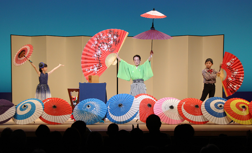 和傘を使ったマジックも華やかに