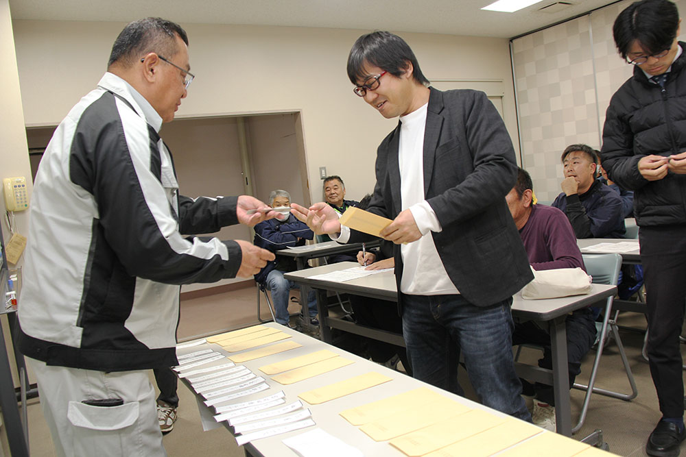 くじを引くチームの代表者