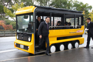 試乗を終えグリーンスローモビリティを降りる尾花市長