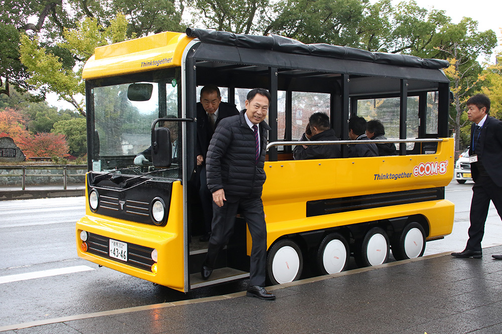 試乗を終えグリーンスローモビリティを降りる尾花市長