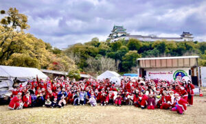 サンタの姿で歩こう（サンタスピリッツ提供）