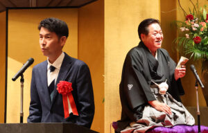 自作の句などを解説する堀本さん㊧と落語を披露する桂枝曾丸さん