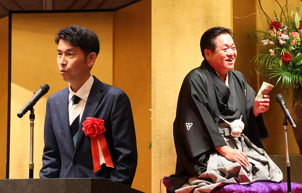 自作の句などを解説する堀本さん㊧と落語を披露する桂枝曾丸さん