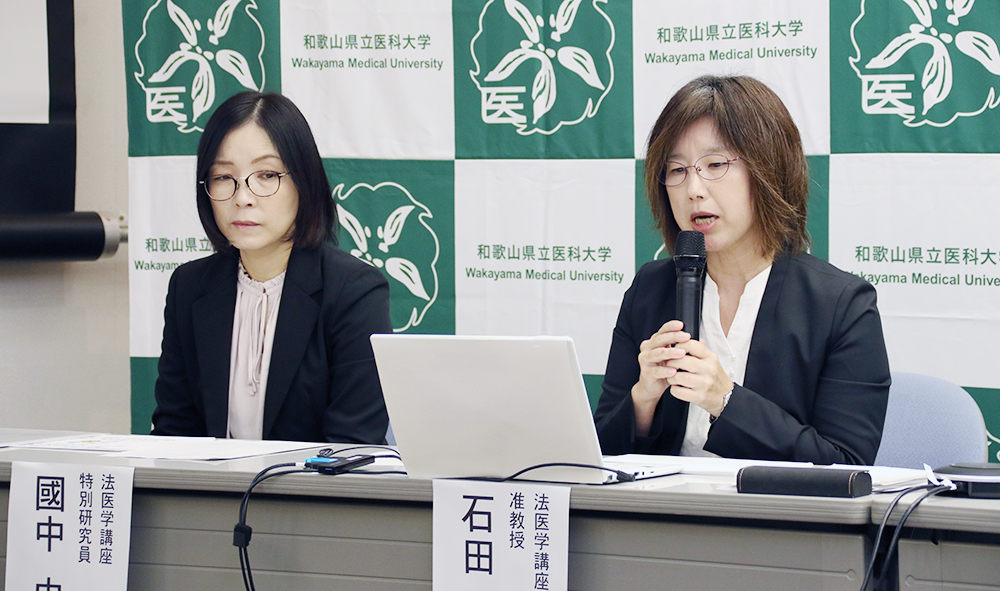 研究成果を説明する石田准教授㊨、國中特別研究員