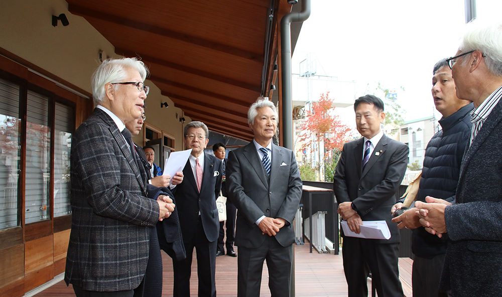 内覧会で談笑する樫畑社長（中央）、尾花市長（右隣）ら
