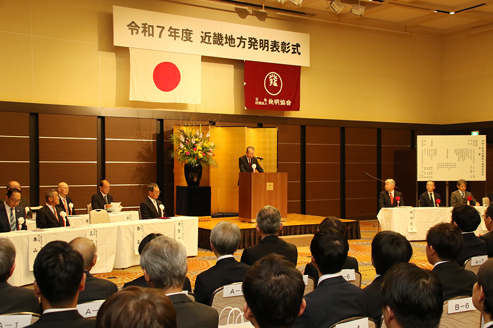 開式のあいさつをする島会長(中央)