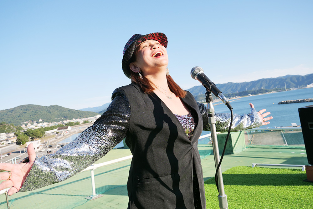 力強く歌うクリスティーナさん