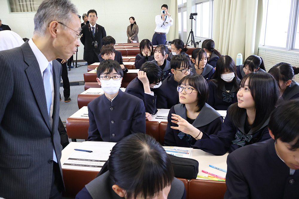 開出事務局長㊧に質問する生徒ら