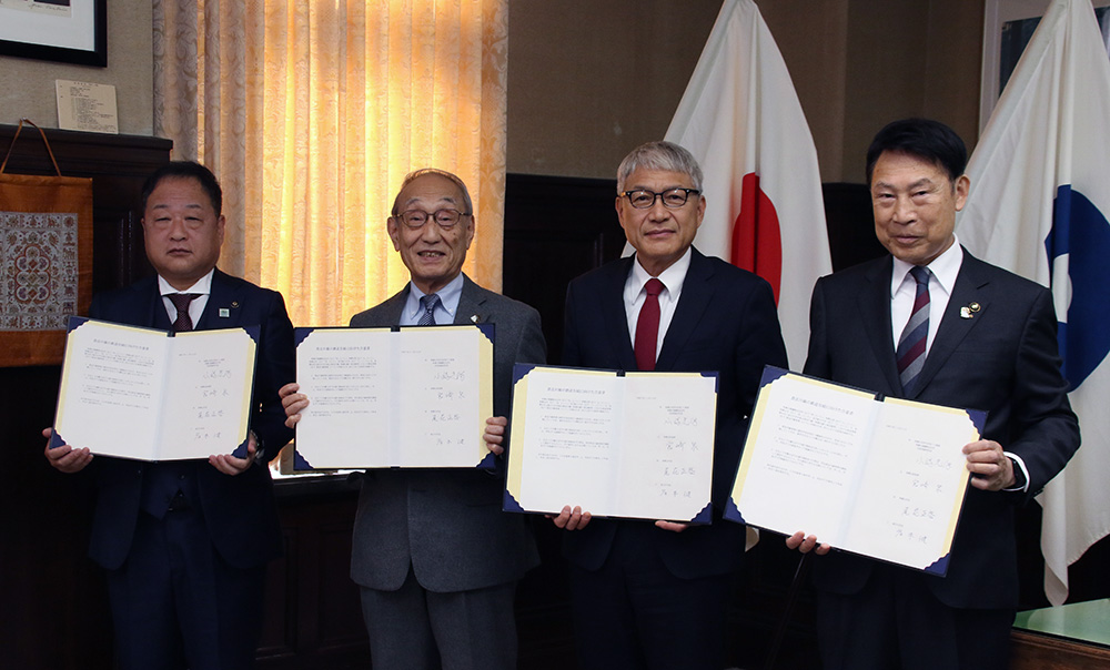 合意書を手に（左から）岸本市長、小嶋社長、宮﨑知事、尾花市長