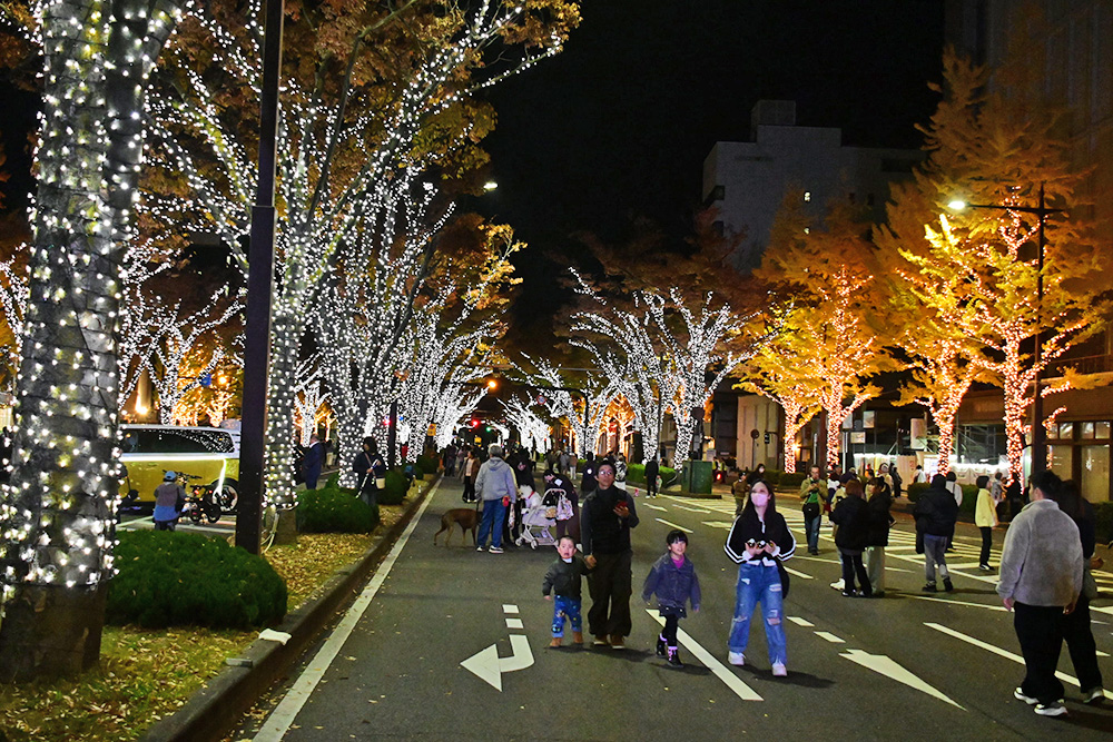 光の道を歩く人たち