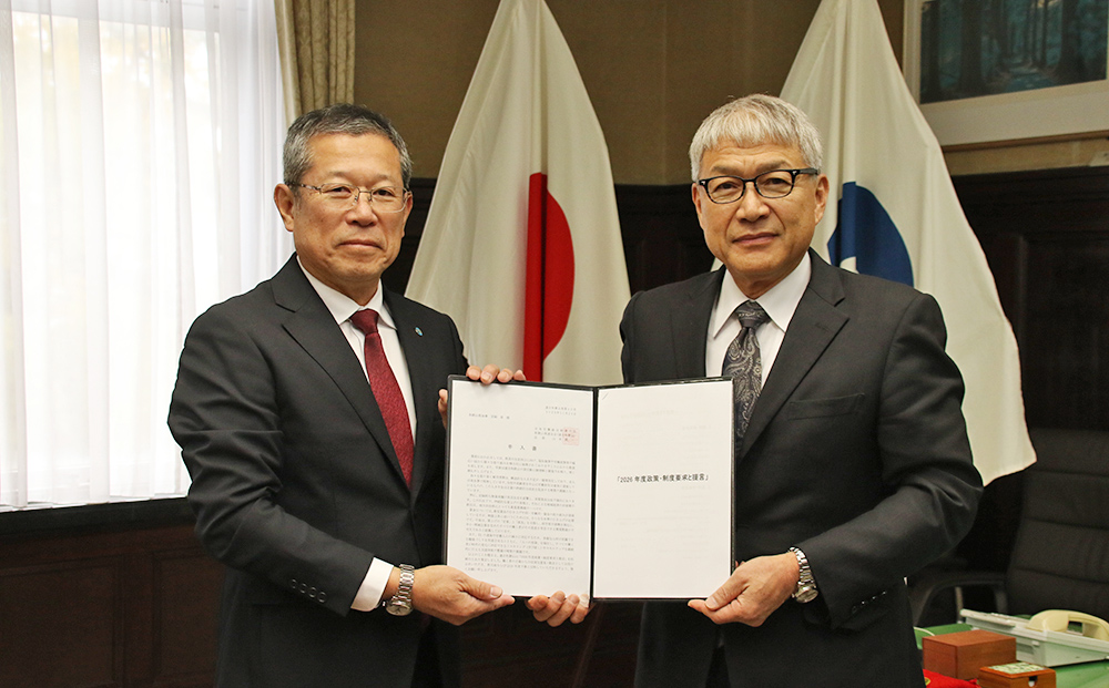 申入書を手に山本会長㊧と宮﨑知事