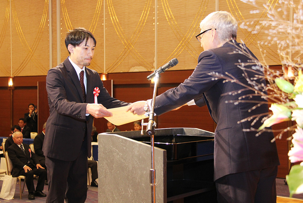 宮﨑知事㊨から表彰を受ける受賞者