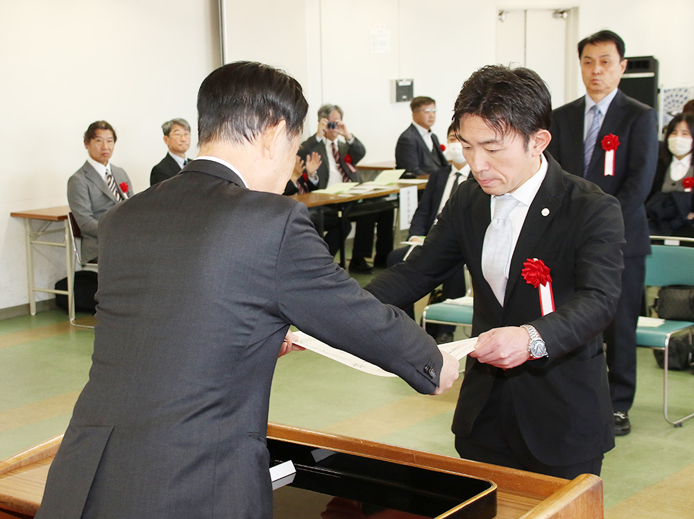 尾花市長(手前)から表彰を受ける辻代表取締役
