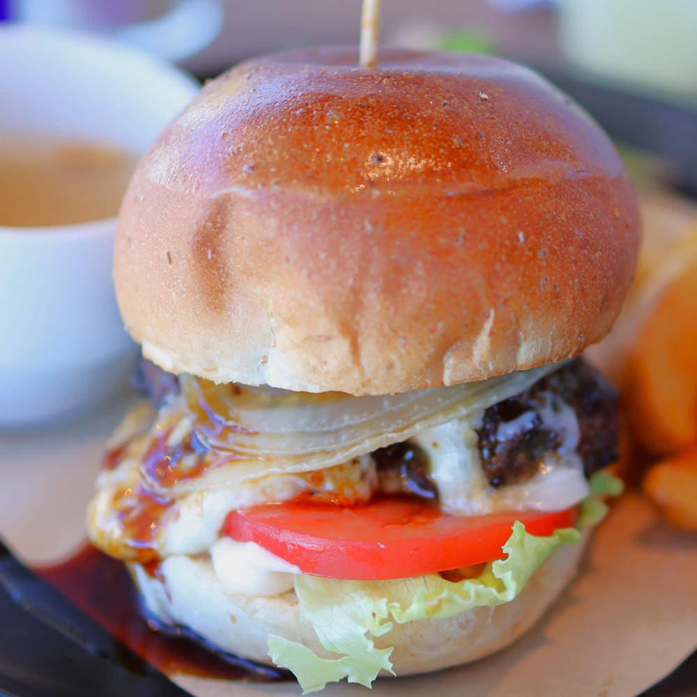 地域の食材をふんだんに使った「淡路島バーガー」