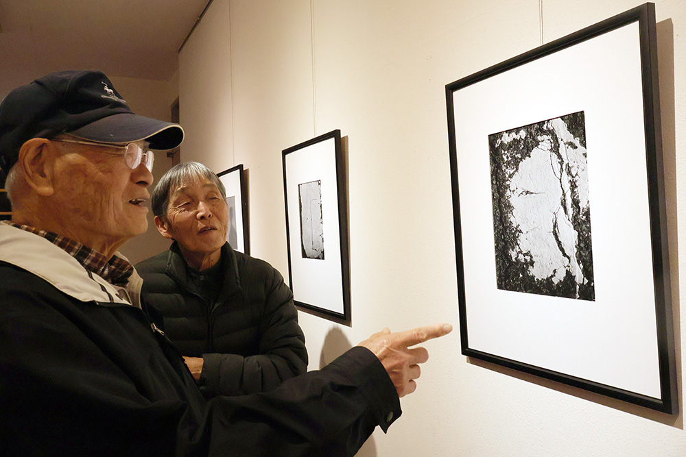 作品について来場者と語り合う松原さん（奥）