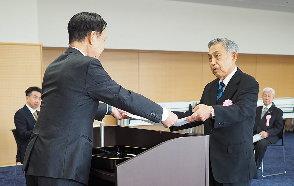 尾花市長㊧から感謝状を受け取る自治会長