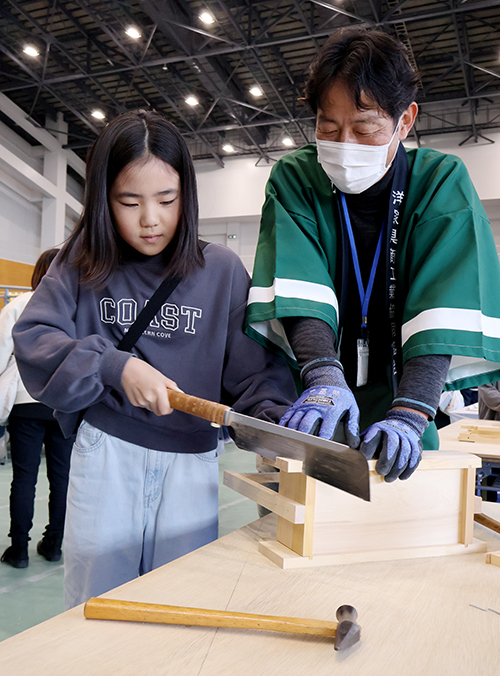 のこぎりを引いて木工に挑戦