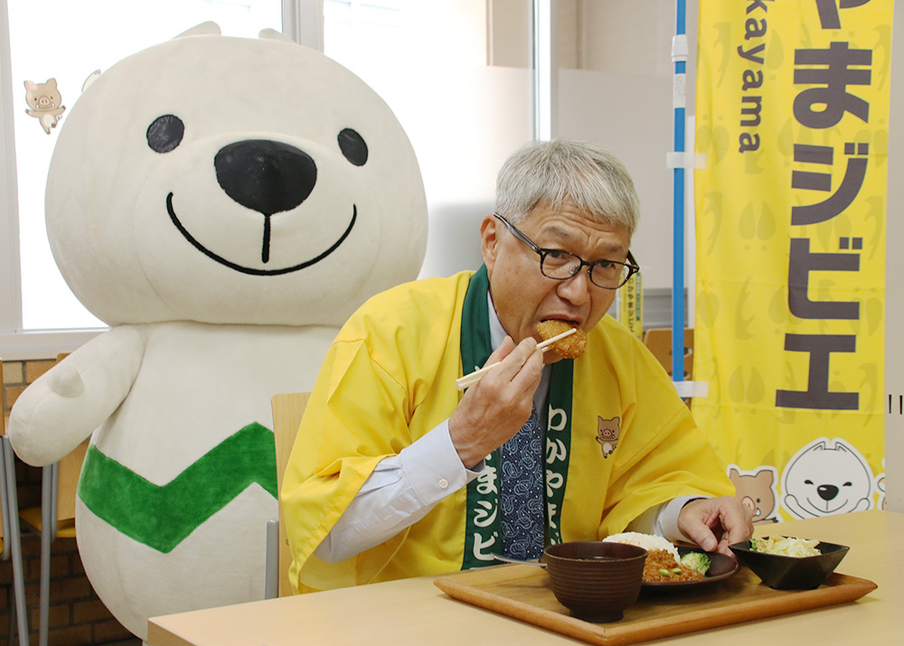 ジビエキーマカレー＆コロッケを味わう宮﨑知事