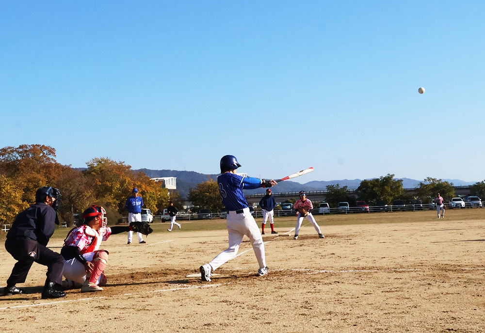 熱戦を繰り広げる選手たち（和歌山レジェンド―宮前球遊クラブ）