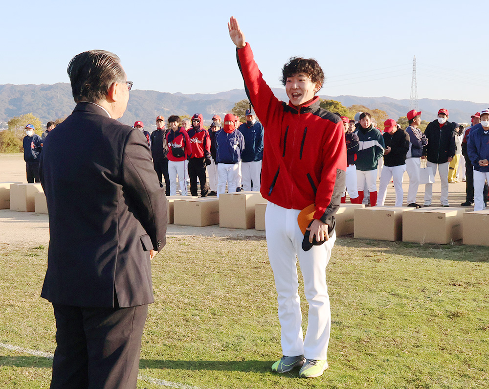 選手宣誓をする石井主将㊨