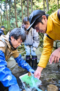 メーカーからの参加者は家族で発眼卵を放流した