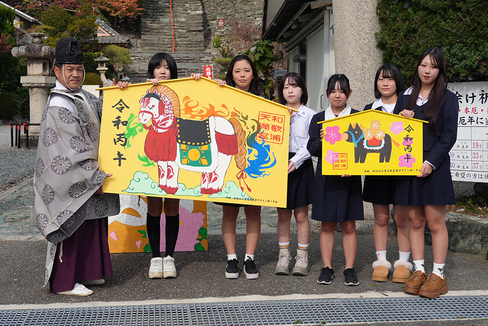 色鮮やかな絵馬と生徒たち（和歌浦天満宮）