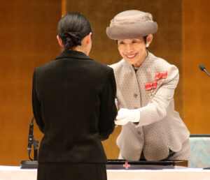 金色有功章を授与される高円宮妃久子さま