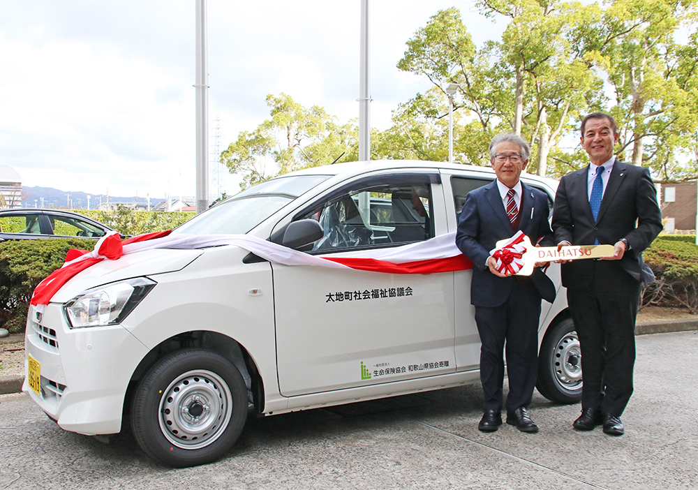 福祉巡回車の前で森永会長㊨と岡本会長
