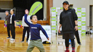 ボールを打とうと構える子ども