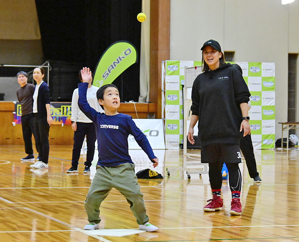 ボールを打とうと構える子ども