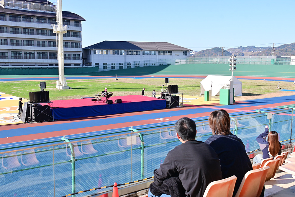 バンク内ステージを見る来場者