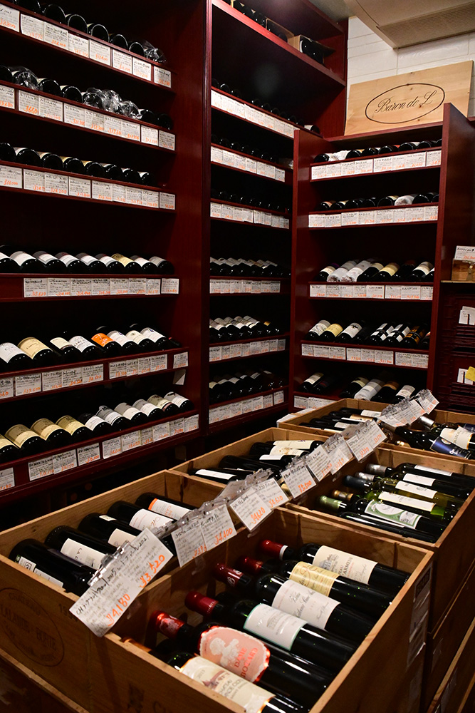 各国のワインがワインセラーに並ぶ
