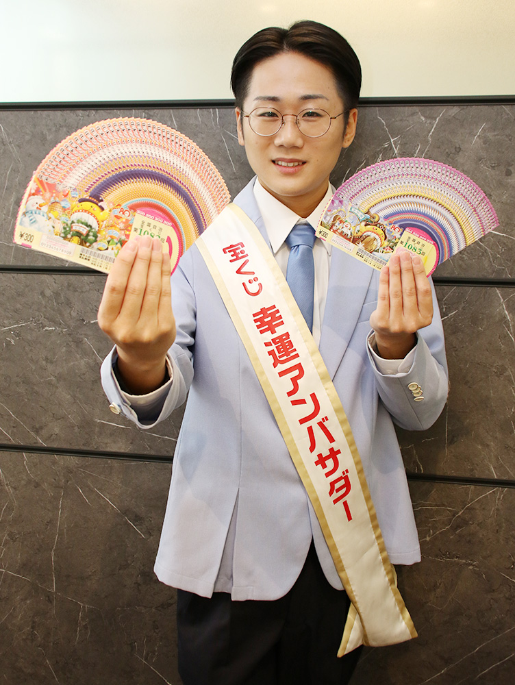 「年末ジャンボ」をＰＲする柏木さん
