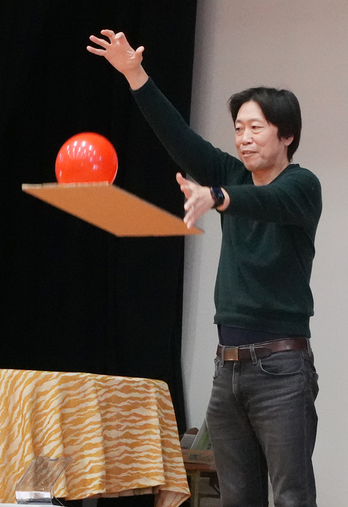 児童たちの前で説明する加納教授