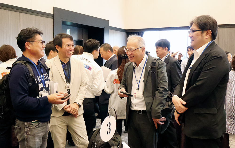 名刺交換する参加者ら