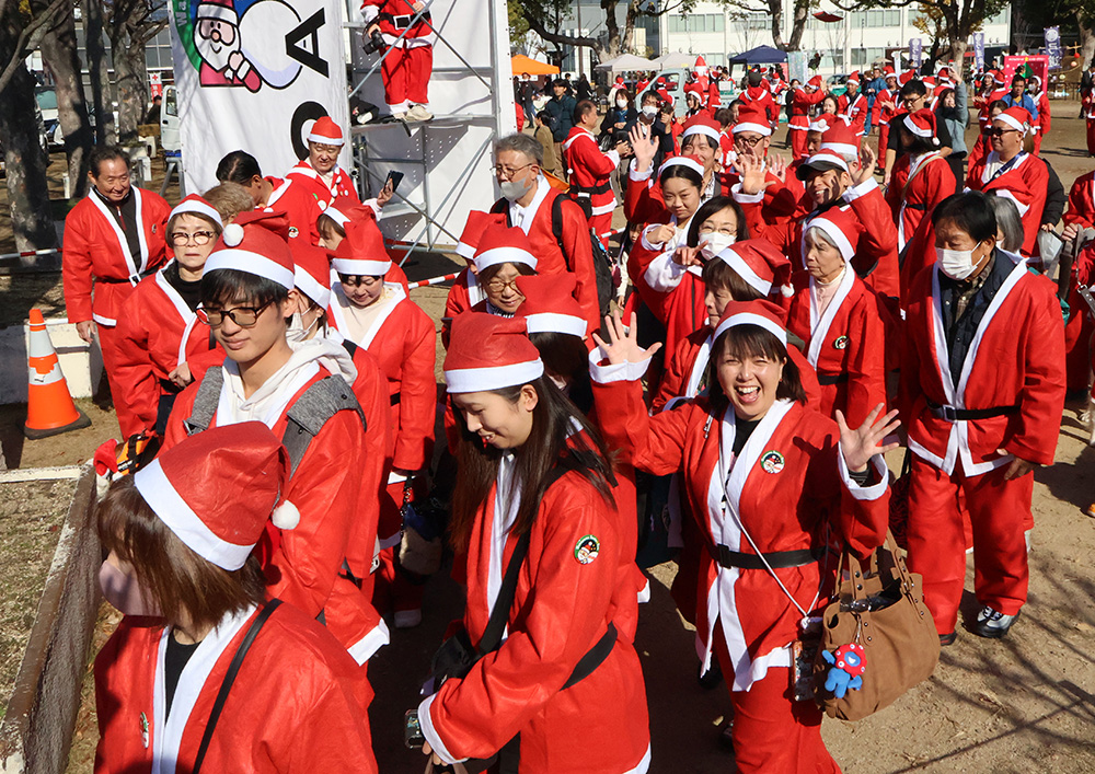 サンタ衣装で西の丸広場を出発する参加者