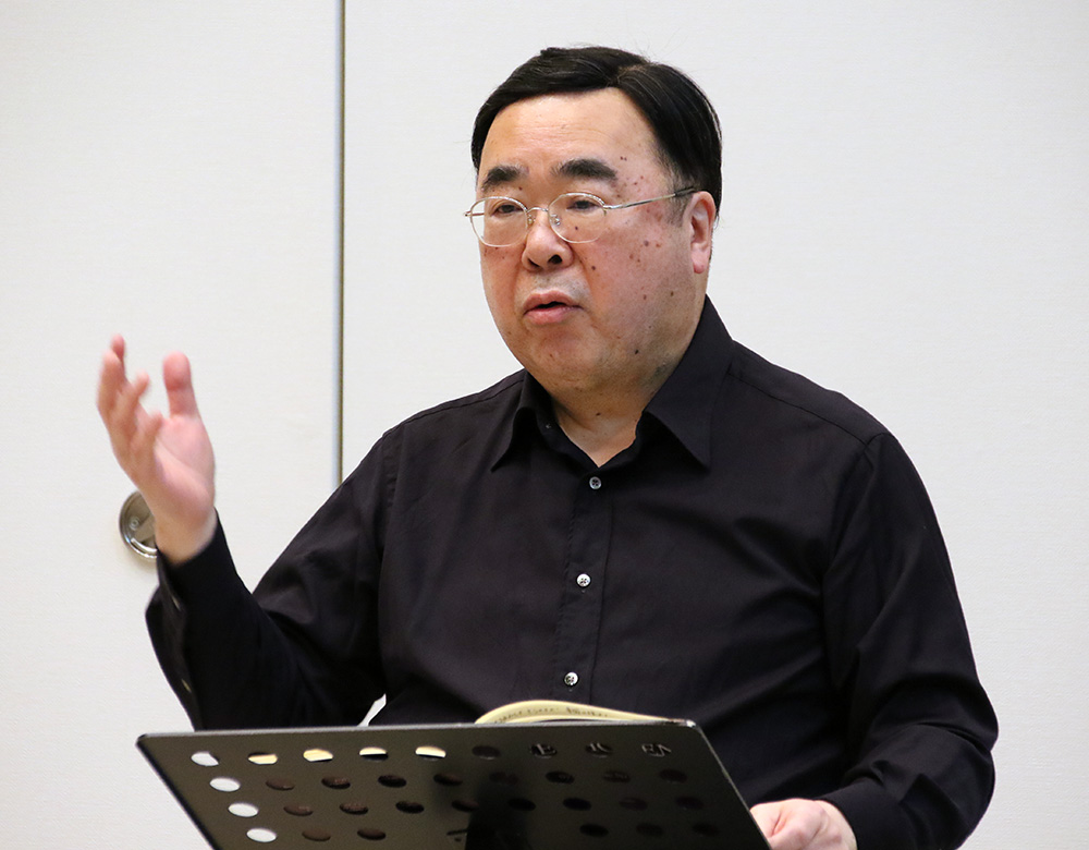 団員に話しかける澤さん