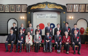 受賞者の皆さんと宮﨑知事(前列左)