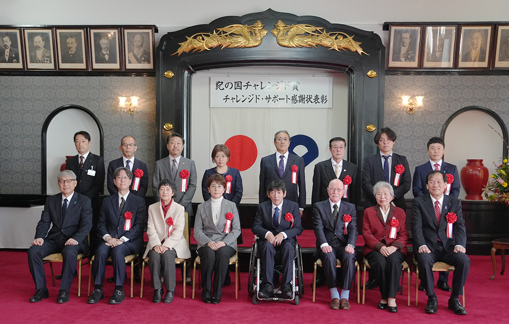 受賞者の皆さんと宮﨑知事(前列左)