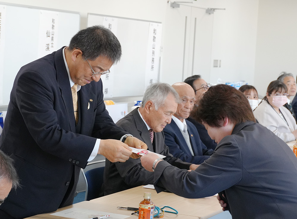 坂田会長㊨から各団体に目録が手渡された