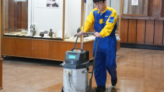 一年の汚れきれいに 南北が天守閣ボランティア清掃 | わかやま新報